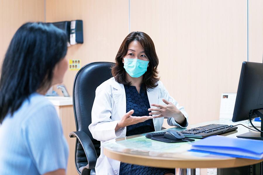 Orthopaedic doctor talking with her patient